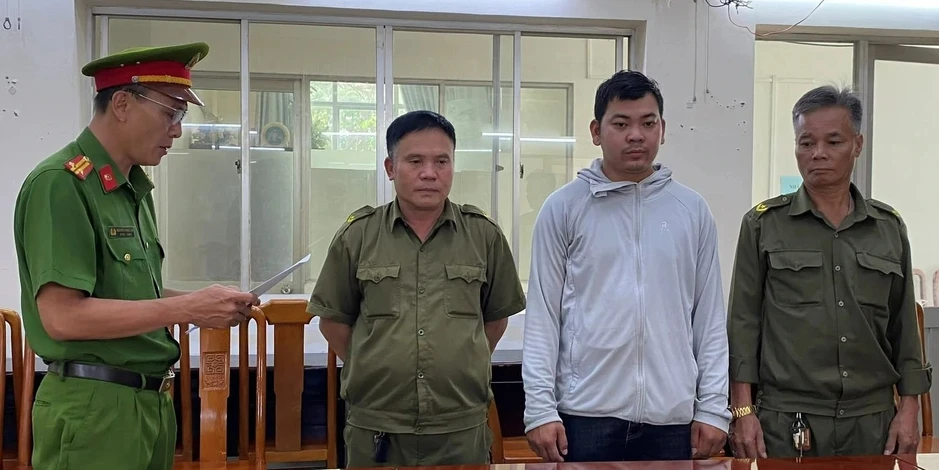TP.HCM: Khởi tố thanh niên lái xe che biển số rồi tạt sơn vào nhà hàng xóm TP.HCM: Khởi tố thanh niên lái xe che biển số rồi tạt sơn vào nhà hàng xóm
