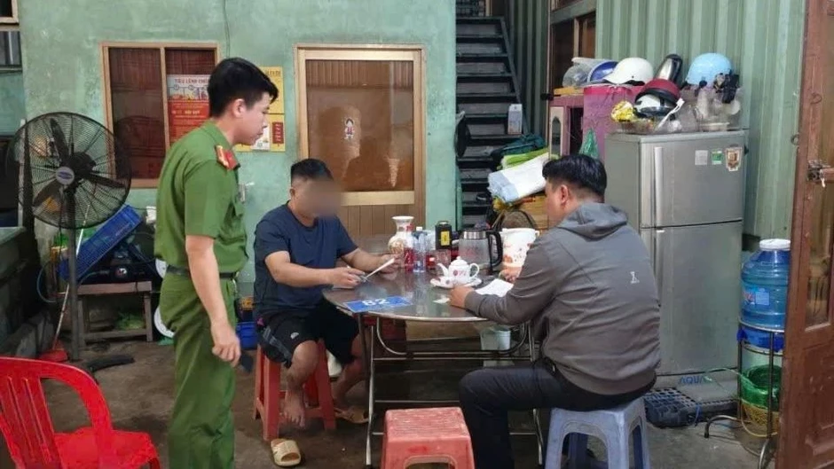 TP.HCM: Phạt nguội người xả rác bừa bãi qua camera giám sát ở Bình Chánh TP.HCM: Phạt nguội người xả rác bừa bãi qua camera giám sát ở Bình Chánh