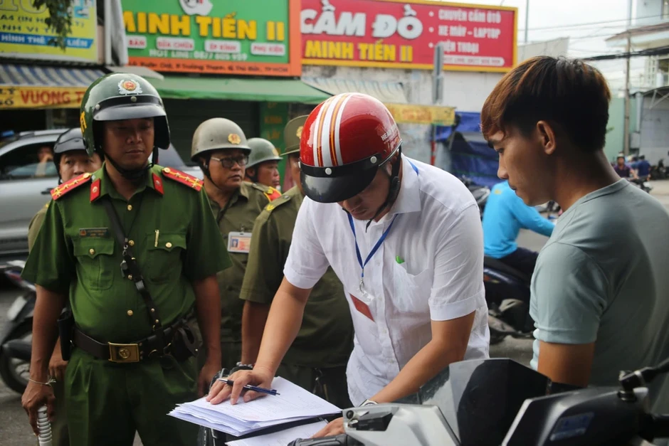 TP.HCM: Ra quân lập lại trật tự đô thị quanh chợ Long Trường TP.HCM: Ra quân lập lại trật tự đô thị quanh chợ Long Trường