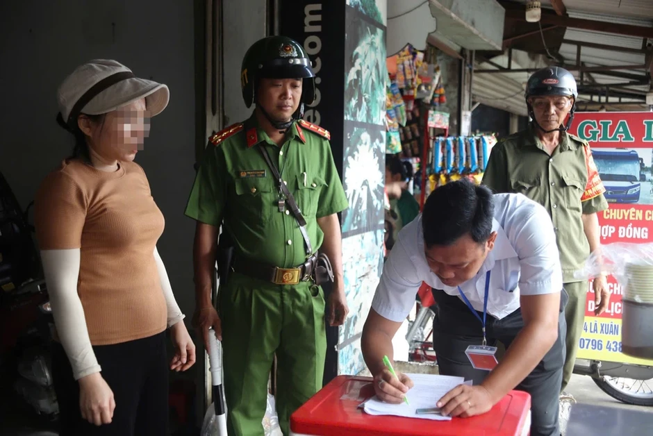 TP.HCM: Ra quân lập lại trật tự đô thị quanh chợ Long Trường TP.HCM: Ra quân lập lại trật tự đô thị quanh chợ Long Trường