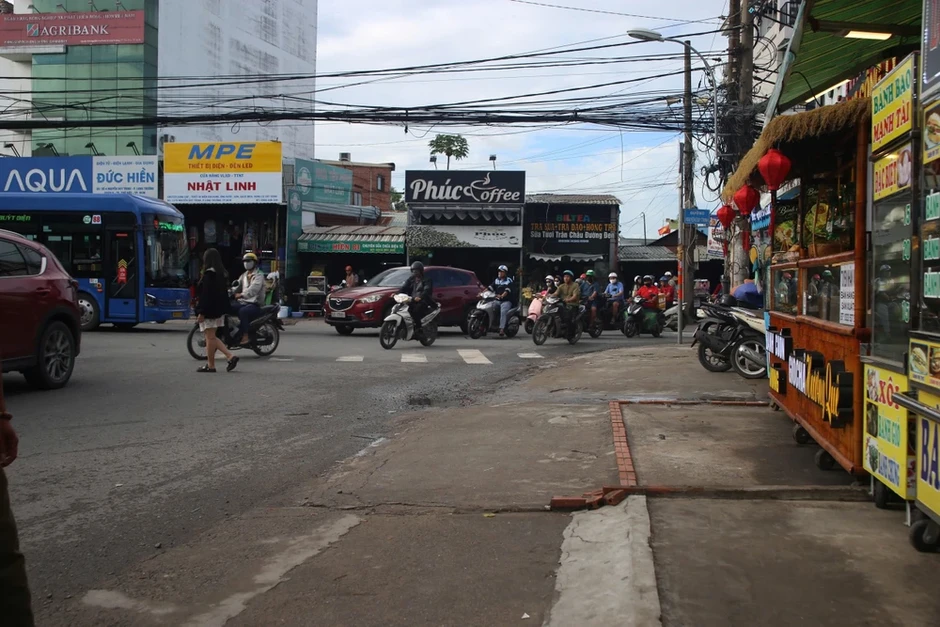 TP.HCM: Ra quân lập lại trật tự đô thị quanh chợ Long Trường TP.HCM: Ra quân lập lại trật tự đô thị quanh chợ Long Trường