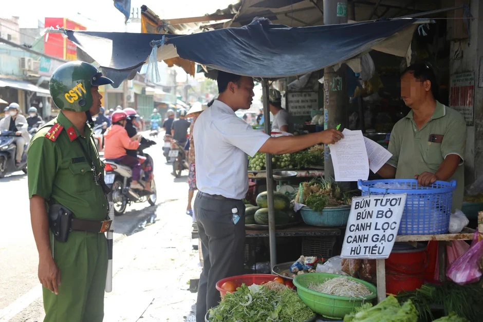TP.HCM: Ra quân lập lại trật tự đô thị quanh chợ Long Trường TP.HCM: Ra quân lập lại trật tự đô thị quanh chợ Long Trường