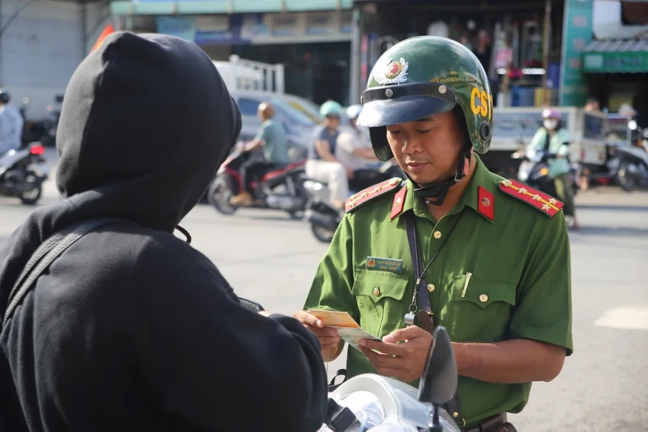 TP.HCM: Ra quân lập lại trật tự đô thị quanh chợ Long Trường TP.HCM: Ra quân lập lại trật tự đô thị quanh chợ Long Trường
