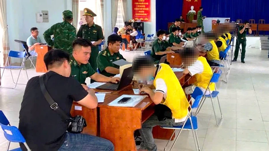 TP.HCM tiếp nhận nhiều công dân sập bẫy lừa đảo 'việc nhẹ lương cao' ở Campuchia TP.HCM tiếp nhận nhiều công dân sập bẫy lừa đảo 'việc nhẹ lương cao' ở Campuchia