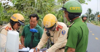 TP.HCM: Trạm CSGT Tân Túc ra quân xử lý xe độ chế, xe kéo tự phát