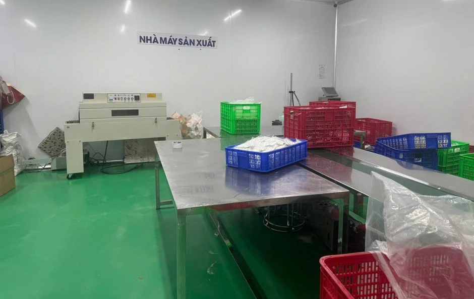 TPHCM: Triệt phá 'công xưởng' sản xuất mỹ phẩm giả từ hóa chất, dán tem 'hàng nhập khẩu' TPHCM: Triệt phá 'công xưởng' sản xuất mỹ phẩm giả từ hóa chất, dán tem 'hàng nhập khẩu'