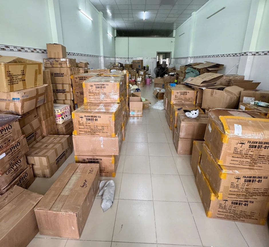 TPHCM: Triệt phá 'công xưởng' sản xuất mỹ phẩm giả từ hóa chất, dán tem 'hàng nhập khẩu' TPHCM: Triệt phá 'công xưởng' sản xuất mỹ phẩm giả từ hóa chất, dán tem 'hàng nhập khẩu'