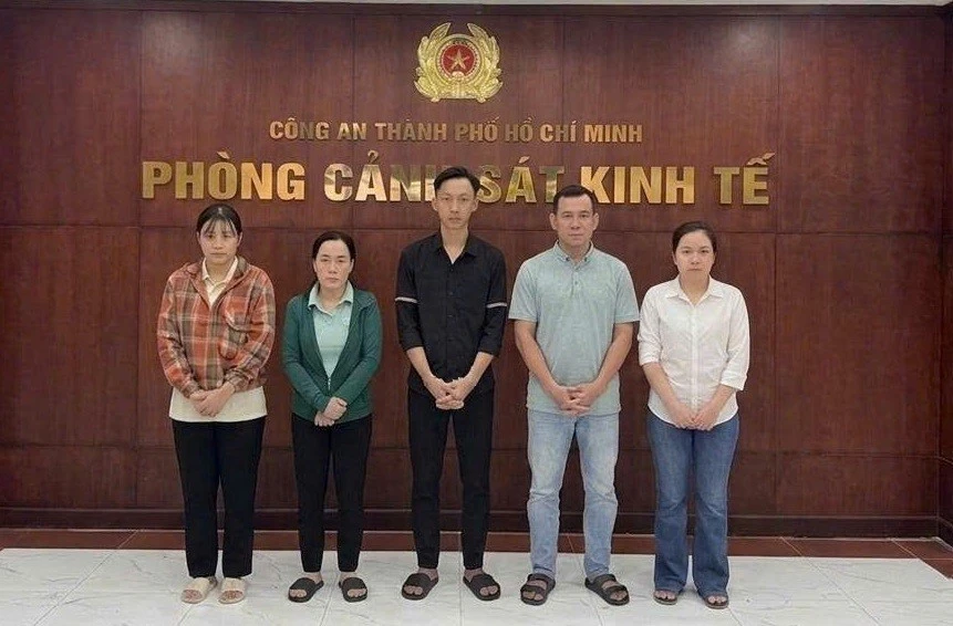 TPHCM: Triệt phá 'công xưởng' sản xuất mỹ phẩm giả từ hóa chất, dán tem 'hàng nhập khẩu' TPHCM: Triệt phá 'công xưởng' sản xuất mỹ phẩm giả từ hóa chất, dán tem 'hàng nhập khẩu'