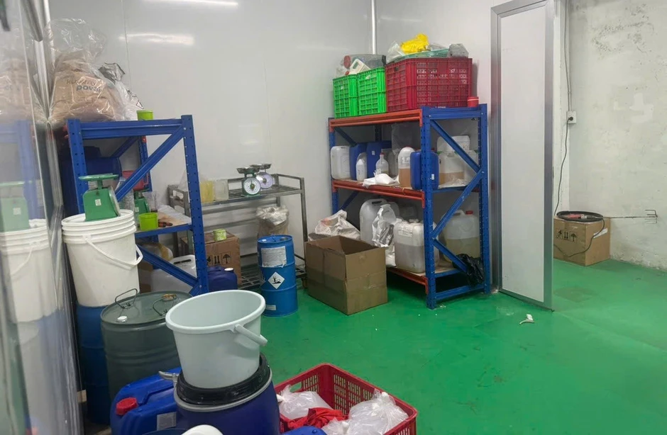 TPHCM: Triệt phá 'công xưởng' sản xuất mỹ phẩm giả từ hóa chất, dán tem 'hàng nhập khẩu' TPHCM: Triệt phá 'công xưởng' sản xuất mỹ phẩm giả từ hóa chất, dán tem 'hàng nhập khẩu'
