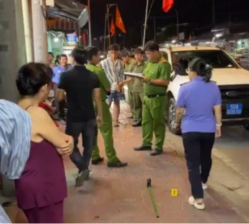 TP.HCM: Truy bắt nhanh nghi phạm mặc áo xe ôm công nghệ cướp giật tại tiệm vàng TP.HCM: Truy bắt nhanh nghi phạm mặc áo xe ôm công nghệ cướp giật tại tiệm vàng