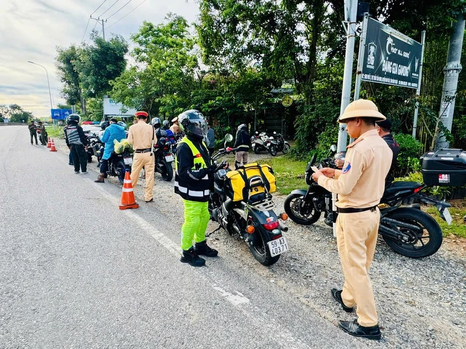 Trạm CSGT Hàm Tân kiểm tra đột xuất đoàn 40 xe mô tô phân khối lớn trên quốc lộ 1 Trạm CSGT Hàm Tân kiểm tra đột xuất đoàn 40 xe mô tô phân khối lớn trên quốc lộ 1