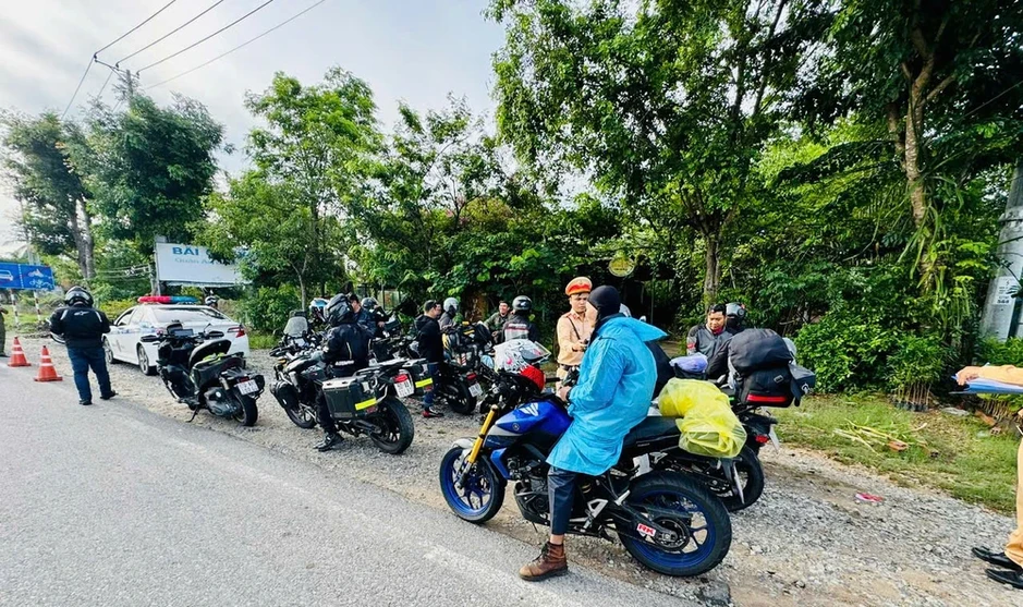 Trạm CSGT Hàm Tân kiểm tra đột xuất đoàn 40 xe mô tô phân khối lớn trên quốc lộ 1 Trạm CSGT Hàm Tân kiểm tra đột xuất đoàn 40 xe mô tô phân khối lớn trên quốc lộ 1