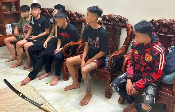 Trắng đêm truy bắt nhóm thanh thiếu niên mang kiếm Nhật náo loạn đường phố Trắng đêm truy bắt nhóm thanh thiếu niên mang kiếm Nhật náo loạn đường phố