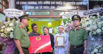 Trao bằng tốt nghiệp chuyên ngành điều tra hình sự cho Thiếu tá Nguyễn Xuân Hải