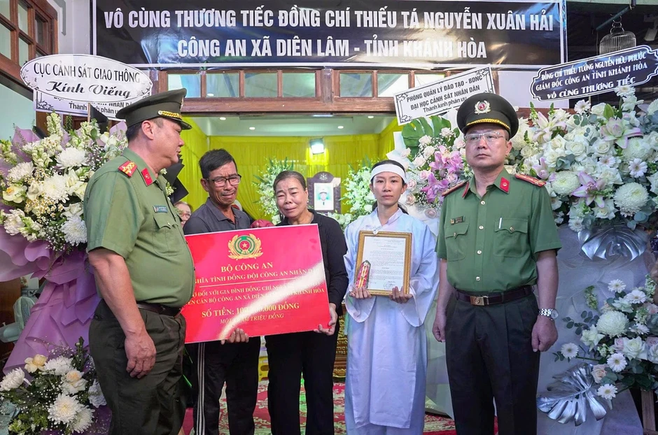 Trao bằng tốt nghiệp chuyên ngành điều tra hình sự cho Thiếu tá Nguyễn Xuân Hải Trao bằng tốt nghiệp chuyên ngành điều tra hình sự cho Thiếu tá Nguyễn Xuân Hải