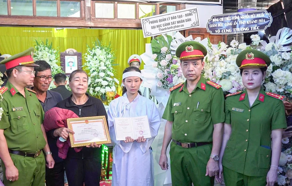 Trao bằng tốt nghiệp chuyên ngành điều tra hình sự cho Thiếu tá Nguyễn Xuân Hải Trao bằng tốt nghiệp chuyên ngành điều tra hình sự cho Thiếu tá Nguyễn Xuân Hải