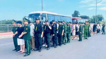 Trao trả 33 công dân Trung Quốc vi phạm pháp luật Việt Nam cho cơ quan chức năng Trung Quốc.