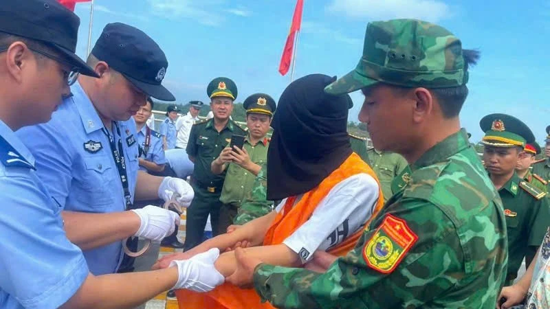 Trao trả 33 công dân Trung Quốc vi phạm pháp luật Việt Nam cho cơ quan chức năng Trung Quốc. Trao trả 33 công dân Trung Quốc vi phạm pháp luật Việt Nam cho cơ quan chức năng Trung Quốc.