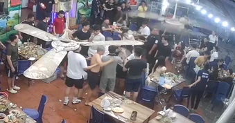 Trêu ghẹo cô gái bất thành, nhóm thanh niên hành hung bạn trai