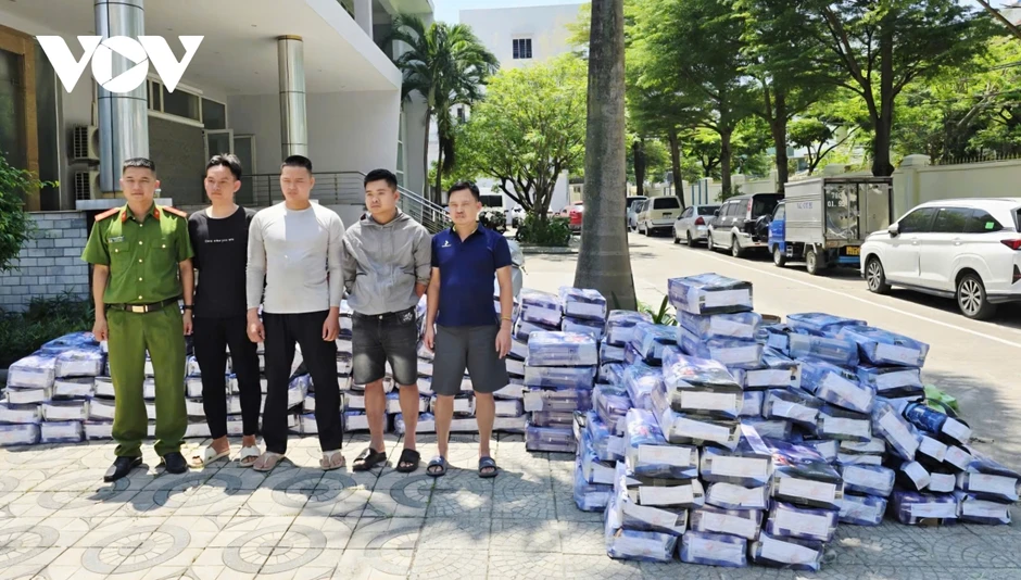 Triệt phá 2 vụ buôn bán "khí cười" ở Đà Nẵng Triệt phá 2 vụ buôn bán "khí cười" ở Đà Nẵng