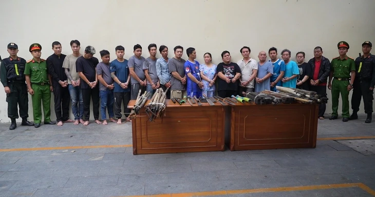 Triệt phá băng giang hồ ‘Chành cua 46’ đe dọa thương lái, ép đóng tiền bảo kê Triệt phá băng giang hồ ‘Chành cua 46’ đe dọa thương lái, ép đóng tiền bảo kê