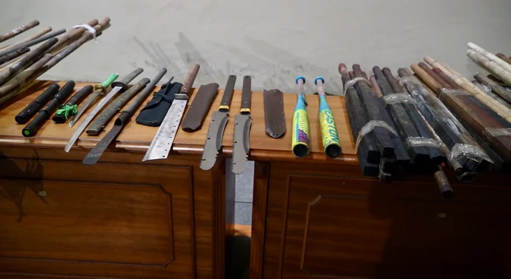 Triệt phá băng giang hồ ‘Chành cua 46’ đe dọa thương lái, ép đóng tiền bảo kê Triệt phá băng giang hồ ‘Chành cua 46’ đe dọa thương lái, ép đóng tiền bảo kê