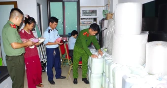 Triệt phá cơ sở bán gần 1.800 lít rượu trôi nổi gắn mác 'đặc sản' trên TikTok shop