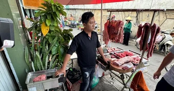 Triệt phá công xưởng dùng hóa chất làm giả 'thịt bò' ở TPHCM
