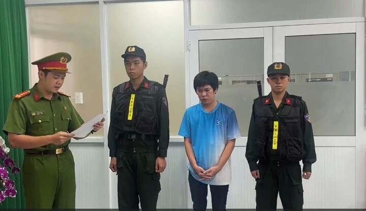 Triệt phá đường dây buôn bán dép giả nhãn hiệu Havaianas, thu giữ hơn 11.000 đôi Triệt phá đường dây buôn bán dép giả nhãn hiệu Havaianas, thu giữ hơn 11.000 đôi