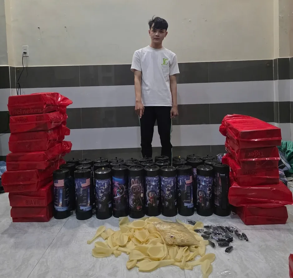 Triệt phá đường dây buôn bán “khí cười” quy mô lớn ở TPHCM Triệt phá đường dây buôn bán “khí cười” quy mô lớn ở TPHCM