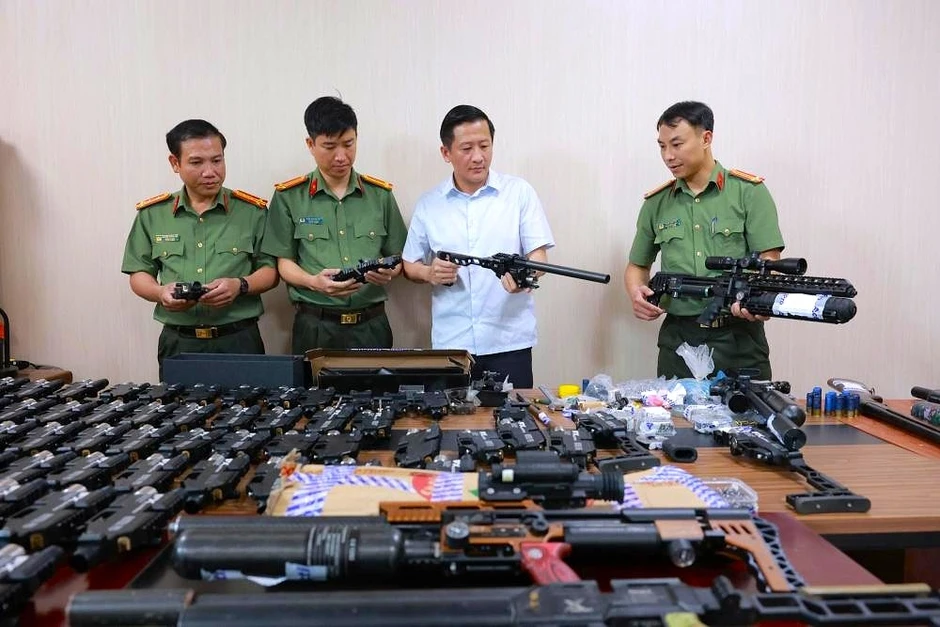 Triệt phá đường dây chế tạo, mua bán trái phép vũ khí quân dụng quy mô lớn Triệt phá đường dây chế tạo, mua bán trái phép vũ khí quân dụng quy mô lớn