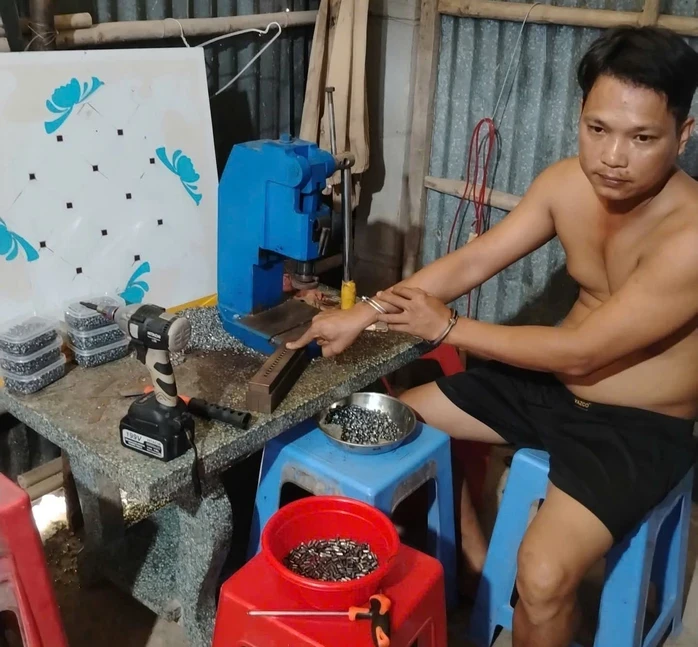 Triệt phá đường dây chế tạo vũ khí quân dụng quy mô “khủng” Triệt phá đường dây chế tạo vũ khí quân dụng quy mô “khủng”