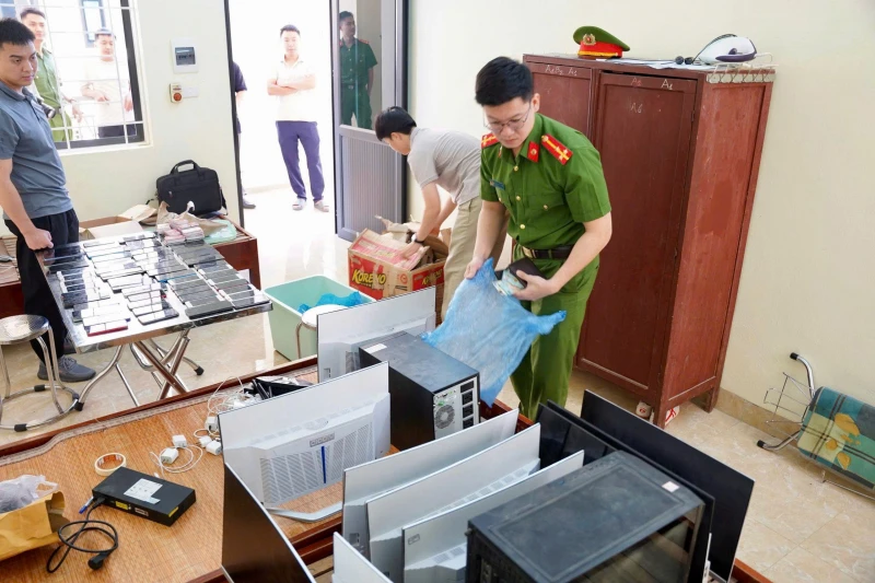 Triệt phá đường dây lừa đảo công nghệ cao xuyên quốc gia, bắt 55 đối tượng Triệt phá đường dây lừa đảo công nghệ cao xuyên quốc gia, bắt 55 đối tượng
