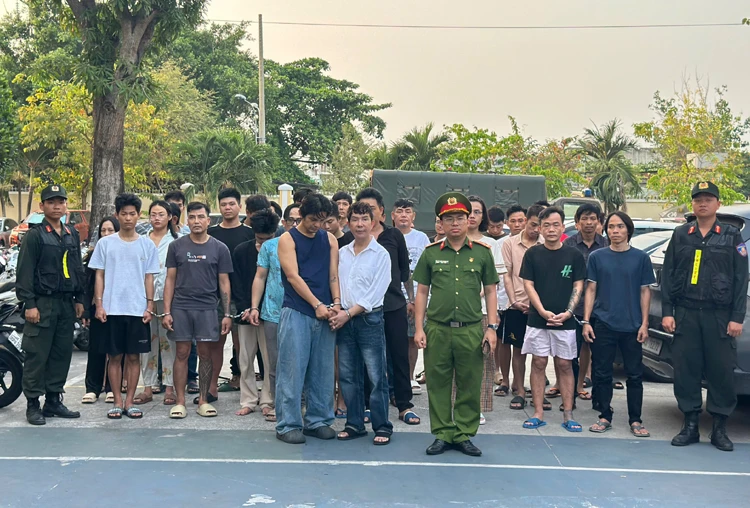 Triệt phá đường dây ma túy quy mô lớn, bắt giữ 74 đối tượng tại TP Hồ Chí Minh Triệt phá đường dây ma túy quy mô lớn, bắt giữ 74 đối tượng tại TP Hồ Chí Minh