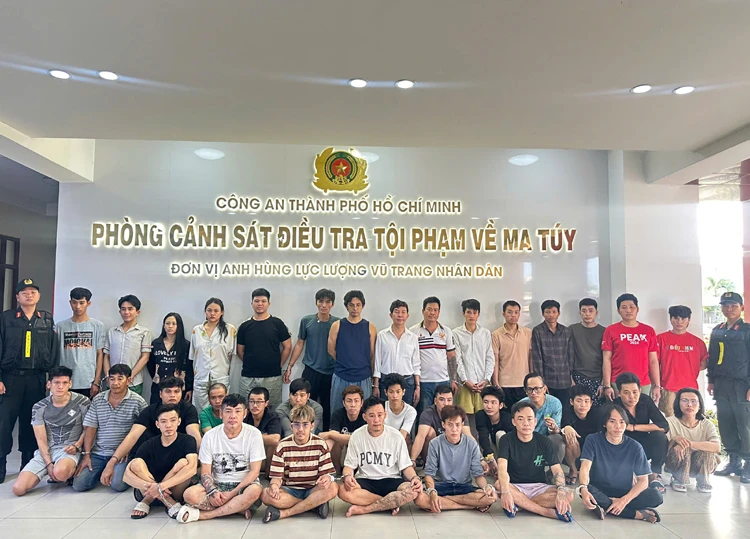 Triệt phá đường dây ma túy quy mô lớn, bắt giữ 74 đối tượng tại TP Hồ Chí Minh Triệt phá đường dây ma túy quy mô lớn, bắt giữ 74 đối tượng tại TP Hồ Chí Minh