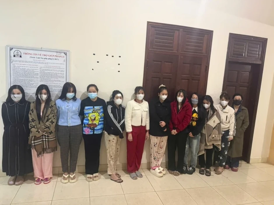 Triệt phá đường dây mại dâm “khủng” với hơn 800 tài xế taxi làm môi giới Triệt phá đường dây mại dâm “khủng” với hơn 800 tài xế taxi làm môi giới