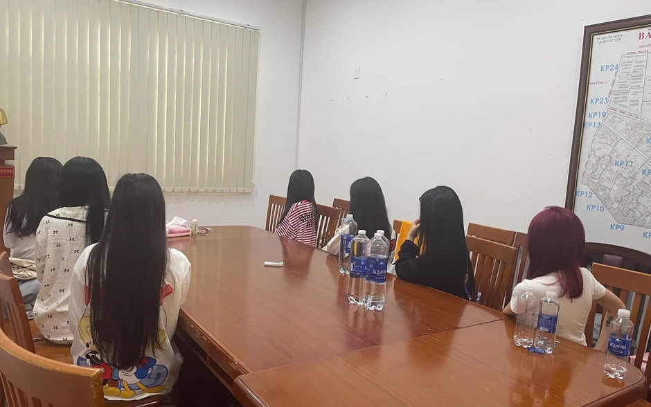 Triệt phá đường dây mại dâm “khủng” với hơn 800 tài xế taxi làm môi giới Triệt phá đường dây mại dâm “khủng” với hơn 800 tài xế taxi làm môi giới