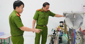 Triệt phá đường dây sản xuất hơn 27.000 chai dầu gió giả ở Tây Ninh