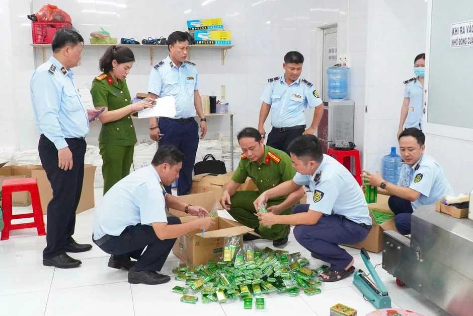 Triệt phá đường dây sản xuất hơn 27.000 chai dầu gió giả ở Tây Ninh Triệt phá đường dây sản xuất hơn 27.000 chai dầu gió giả ở Tây Ninh