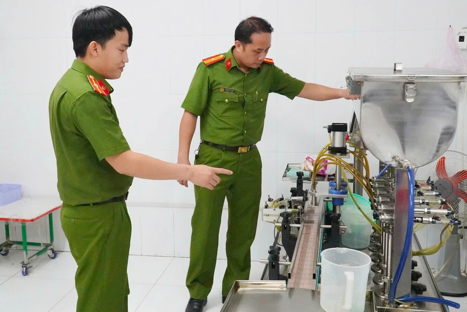 Triệt phá đường dây sản xuất hơn 27.000 chai dầu gió giả ở Tây Ninh Triệt phá đường dây sản xuất hơn 27.000 chai dầu gió giả ở Tây Ninh