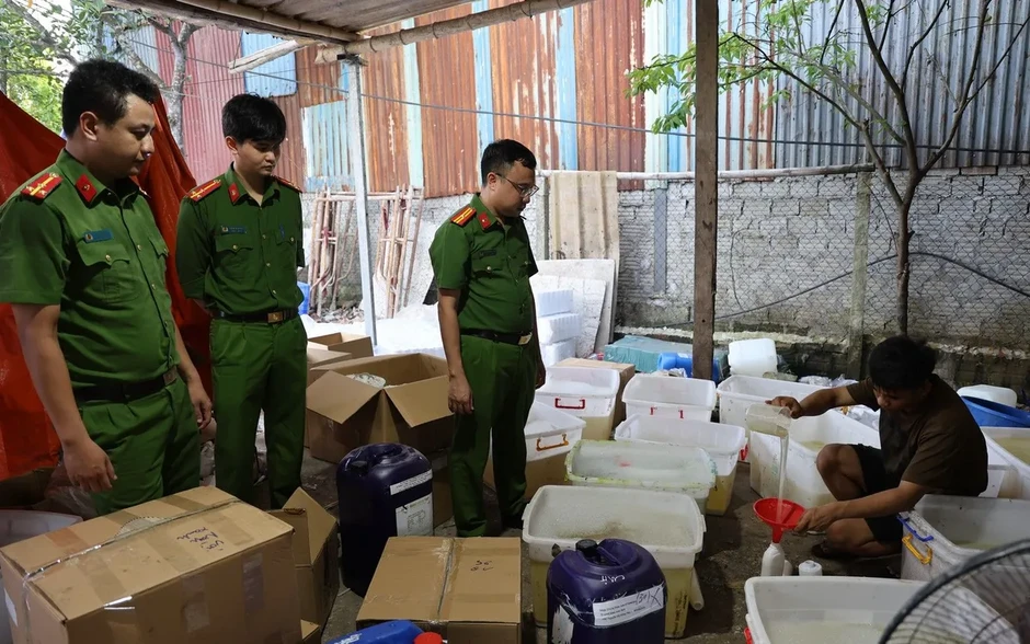 Triệt phá đường dây sản xuất sữa tắm, dầu gội giả, thu gần 30.000 sản phẩm Triệt phá đường dây sản xuất sữa tắm, dầu gội giả, thu gần 30.000 sản phẩm