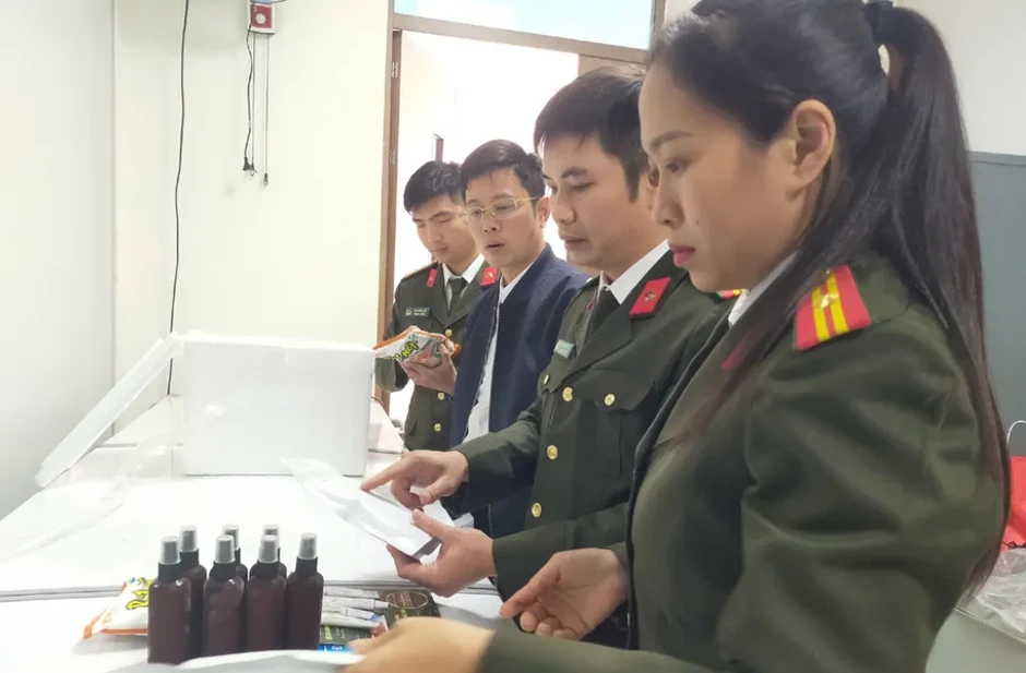 Triệt phá đường dây “thảo dược xương khớp” bán gần 87.000 đơn hàng, thu hơn 227 tỷ đồng Triệt phá đường dây “thảo dược xương khớp” bán gần 87.000 đơn hàng, thu hơn 227 tỷ đồng
