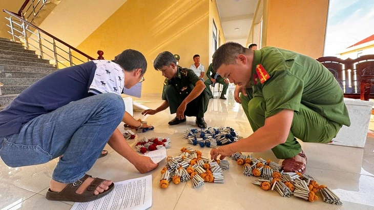 Triệt phá đường dây thuốc nổ liên tỉnh, thu giữ hàng trăm kg và hơn 10.000 kíp nổ Triệt phá đường dây thuốc nổ liên tỉnh, thu giữ hàng trăm kg và hơn 10.000 kíp nổ