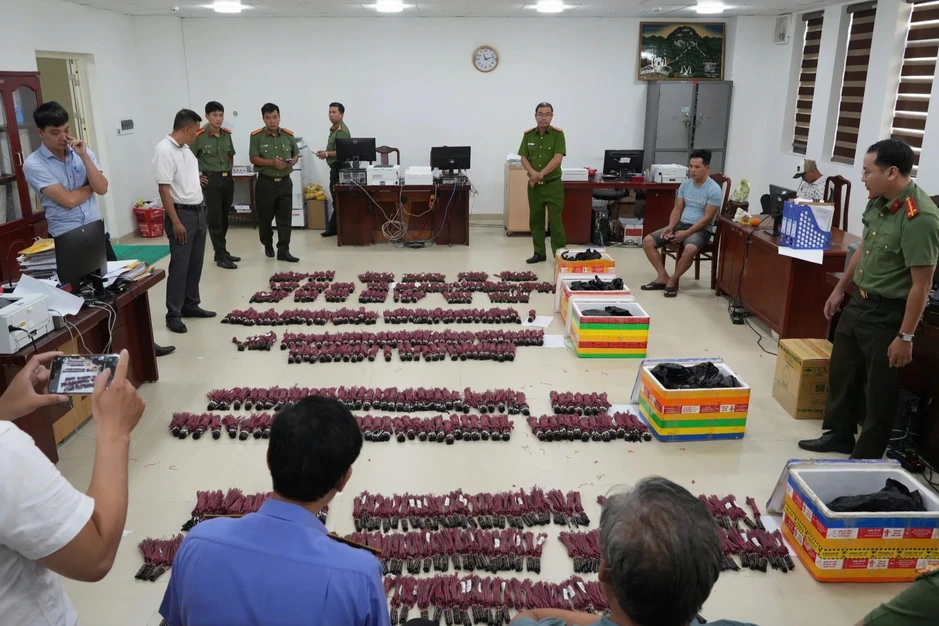 Triệt phá đường dây tội phạm xuyên quốc gia, thu giữ gần 9.300 kíp nổ điện Triệt phá đường dây tội phạm xuyên quốc gia, thu giữ gần 9.300 kíp nổ điện