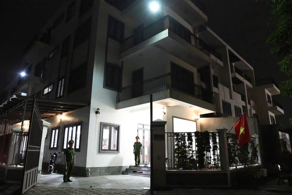 Triệt phá nhóm “xã hội đen” núp bóng doanh nghiệp: Hé lộ danh tính hàng loạt giám đốc, cán bộ nhà nước bị khởi tố Triệt phá nhóm “xã hội đen” núp bóng doanh nghiệp: Hé lộ danh tính hàng loạt giám đốc, cán bộ nhà nước bị khởi tố