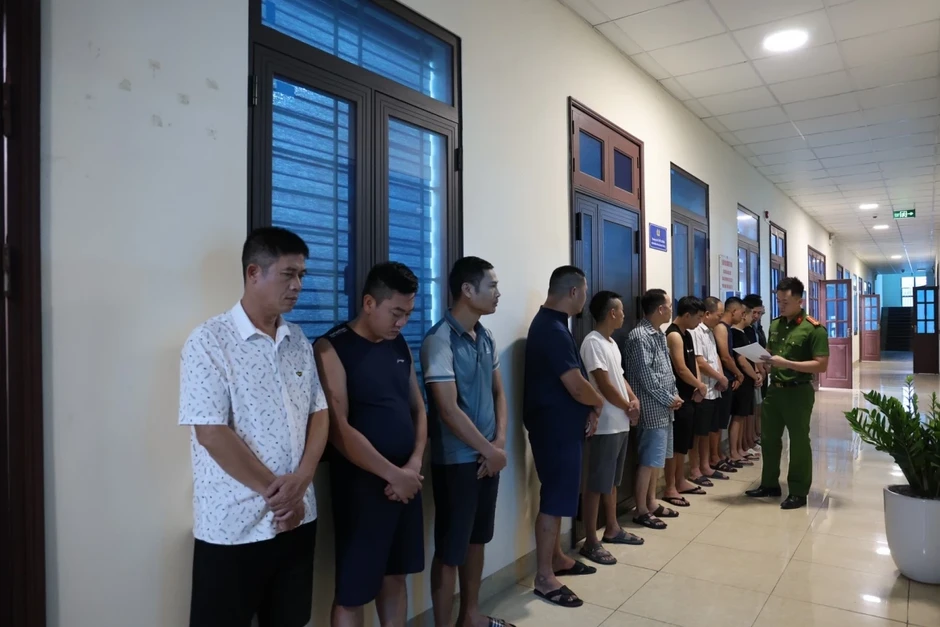 Triệt phá sới bạc thu "phí vào cửa", cho vay lãi nặng tại Ninh Bình Triệt phá sới bạc thu "phí vào cửa", cho vay lãi nặng tại Ninh Bình