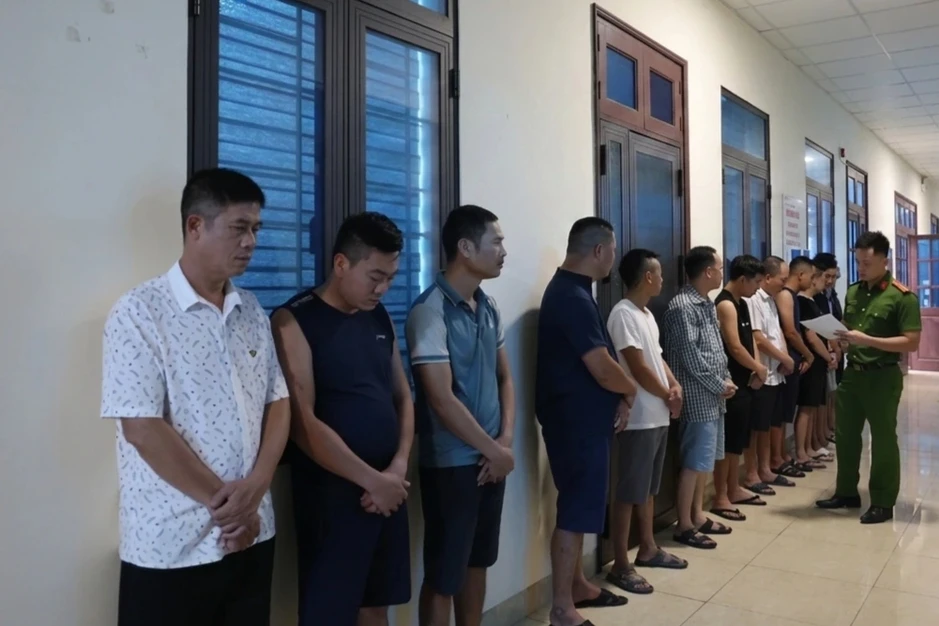 Triệt phá sới bạc trong căn nhà thuê, bắt giữ 13 đối tượng Triệt phá sới bạc trong căn nhà thuê, bắt giữ 13 đối tượng