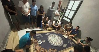 Triệt phá sới bạc trong ngôi nhà kiên cố có nhiều lớp cửa và camera