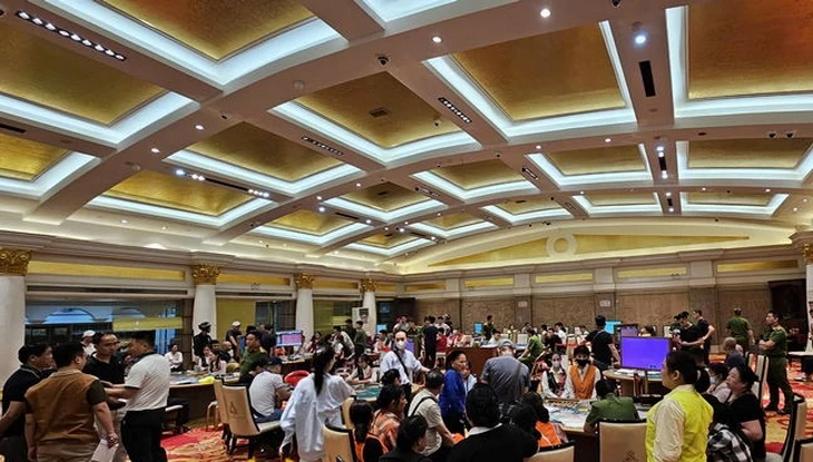 Triệt phá sòng bạc 'khủng' núp bóng khu vui chơi giải trí ở biên giới, thu giữ trên 300 tỉ đồng Triệt phá sòng bạc 'khủng' núp bóng khu vui chơi giải trí ở biên giới, thu giữ trên 300 tỉ đồng