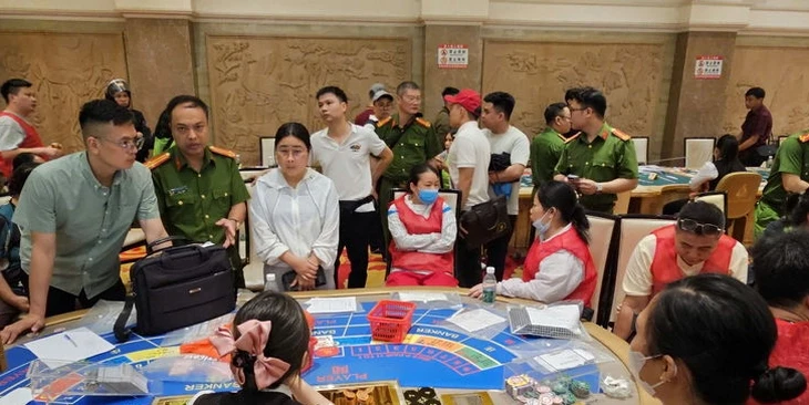 Triệt phá sòng bạc 'khủng' núp bóng khu vui chơi giải trí ở biên giới, thu giữ trên 300 tỉ đồng Triệt phá sòng bạc 'khủng' núp bóng khu vui chơi giải trí ở biên giới, thu giữ trên 300 tỉ đồng